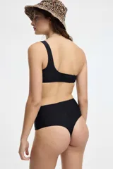 Colaless negra texturada de tiro alto.