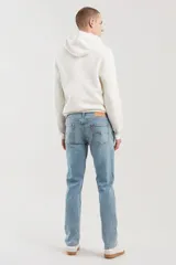 Jean de hombre, modelo 511 Slim Fit ADV, color azul medio claro con efecto desgastado. Corte ajustado (slim fit) y tiro medio.