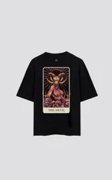 Remera negra de algodón con cuello redondo y calce oversize. Estampado en la espalda con diseño de la carta del tarot 'El Diablo', con figura femenina con cráneo de carnero sobre una pila de cráneos.