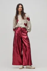 Camisa de lino color natural con apliques de corazones rojos.