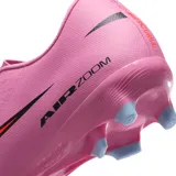 Championes de fútbol Nike Zoom Mercurial Vapor 16, color rosa vibrante con detalles en naranja neón y suela con tapones celestes. Presentan la tecnología Air Zoom en el talón.