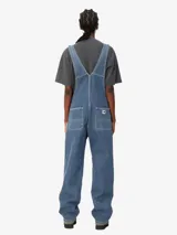 Enterito largo de denim azul con corte recto, tirantes ajustables y múltiples bolsillos.