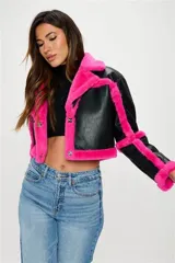Campera corta de cuero sintético negro con cuello, puños y borde inferior de piel sintética color fucsia.
