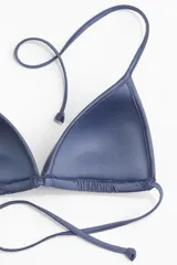 Top de bikini azul con tirantes finos.