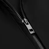Campera negra con cierre metalizado, estampas en mangas y pecho.