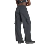 Pantalón cargo de nylon color gris oscuro, de corte ancho, con cintura elástica ajustable, bolsillos laterales y tobillos ajustables con cordón elástico.