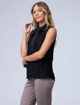 Blusa azul marino de encaje sin mangas, con cuello camisero y lazo al cuello.