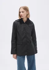 Campera negra con capucha y cuello de piel sintética.