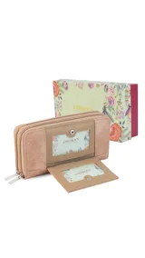 Billetera larga color plateado metalizado, con cierre perimetral y placa con el logo "Lincoln's" al frente. Presenta múltiples compartimentos y tarjeteros.