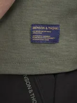 Camiseta de manga corta color azul marino, con cuello redondo y calce holgado.