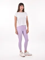 Remera color salmón de corte clásico con cuello redondo y mangas cortas.