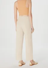 Pantalón color beige de corte recto, con cintura alta y lazo lateral.