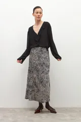 Falda midi de tiro alto con estampado animal print de cebra en blanco y negro, con fruncido elástico en la cintura.