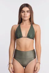 Top de bikini estilo triángulo con cuello halter y tirantes finos. La tela es de color verde oliva con textura acanalada.
