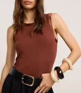 Musculosa blanca de punto con cuello redondo y sisas con detalle satinado.