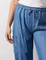 Pantalón cargo de lyocell color celeste, marca Zac & Rachel. Tiene pretina ancha elastizada con lazo ajustable, bolsillos laterales y corte wide leg.
