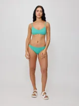 Parte inferior de bikini color verde oscuro, corte clásico de cobertura moderada.