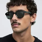 Lentes de sol cuadrados color verde oliva, con montura de bio-based G850 y patillas de propionato de celulosa. Lentes polarizadas alemanas con protección UV400, recubrimiento anti-scratch y superhydrophobic.