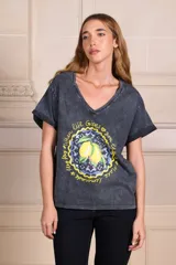 Remera gris con efecto lavado, escote en V y estampado de limones.