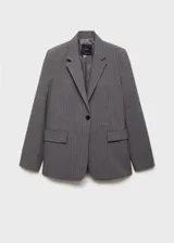 Blazer gris con raya diplomática, cuello con solapa, cierre frontal con botón y mangas largas abotonadas.