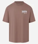 Remera marrón de algodón con efecto desteñido, corte relajado, cuello redondo, mangas cortas y estampa de calaveras con texto "Forsaken Born Freak".