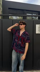 Camisa manga corta con estampado de cachemir en tonos azul, rojo y blanco.