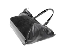 Bolso grande negro con paneles de gamuza natural suave al centro y 100 % cuero en los laterales. Presenta dos asas de mano con detalles estampados. Diseño moderno y espacioso, combinando texturas elegantes.