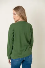 Cardigan celeste de lana con escote en V y botones marrones.