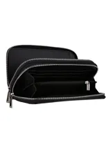 Monedero rojo de simil cuero con doble cierre metálico y logo Terrano en el frente.