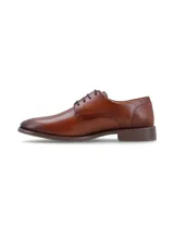 Zapato de vestir color marrón oscuro, con cordones y suela de goma.