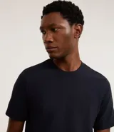 Remera de algodón blanca de corte slim, con cuello redondo, mangas cortas y textura acanalada.