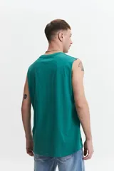 Musculosa gris con estampado frontal con la frase "Get Back Up" en letras grandes.