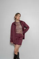 Minifalda color borgoña confeccionada en gamuza sintética con bordado de flechas en la parte delantera.