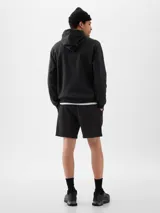 Short deportivo gris melange con logo de Gap estampado en azul marino en la pierna izquierda.