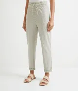 Pantalón zanahoria con cintura elástica y cordón ajustable, con estampado de rayas verticales.