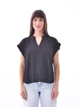 Blusa negra con escote en V y mangas cortas.