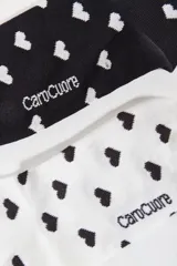 Pack de dos pares de medias de algodón, uno blanco con corazones negros y otro negro con corazones blancos.