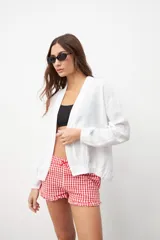 Kimono blanco de lino con mangas largas y corte holgado.