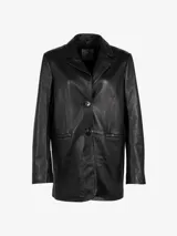 Blazer negro de cuero de cordero con solapas de muesca, cierre frontal con dos botones, bolsillos con solapa y corte recto.