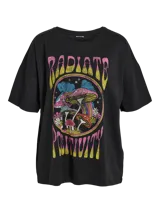 Camiseta negra de corte holgado con estampado de hongos, flores y arcoíris en estilo psicodélico.