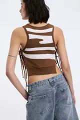 Top corto marrón con rayas horizontales blancas, cuello redondo y tiras laterales para atar.