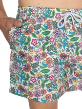 Short de baño celeste con estampado de caballitos de mar rosados. Tiene cintura elástica con cordón ajustable, bolsillos laterales y traseros.