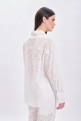 Camisa blanca de manga larga con broderie y cuello clásico.