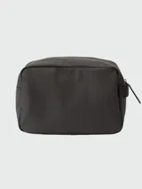 Neceser de viaje Boss modelo Stormy, color negro con logo en relieve en el frente y cierre superior con cremallera.
