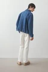 Campera de denim azul con cuello clásico, cierre frontal con cremallera, bolsillos laterales insertados al bies, un bolsillo interior, puños y bajo con elástico revestido. Forrada y de corte estándar.