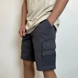 Bermuda cargo gris de gabardina, con bolsillos laterales y traseros.