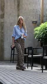 Camisa celeste de corte clásico, con cuello abotonado, mangas largas con puños abotonados y cierre frontal con botones.