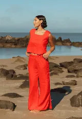 Musculosa roja de lino con escote cuadrado y corte crop.