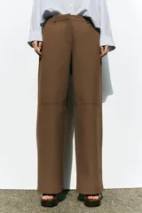 Pantalón marrón de corte recto, tiro medio, con bolsillos delanteros y traseros.