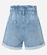 Short baggy de cintura alta confeccionado en jeans de algodón, con trabillas en la cintura, pliegues, bolsillos y ruedo doblado.